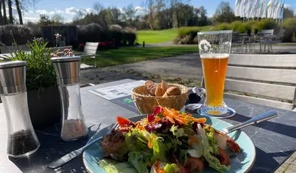 Salat und Weißbier in der Gastromie