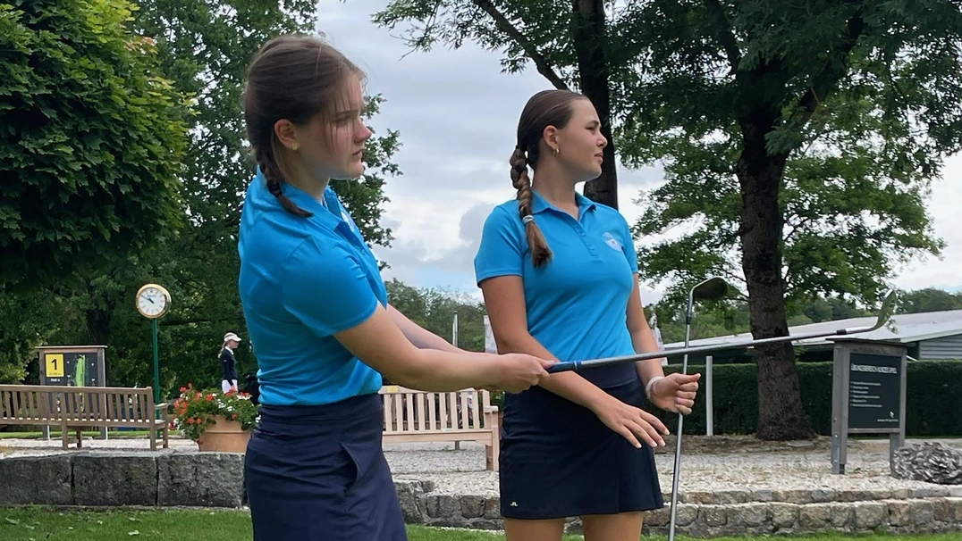 Gute Vorbereitung ist alle: hier Emily Janssen und Elena Fricke am Chipping-Grün.