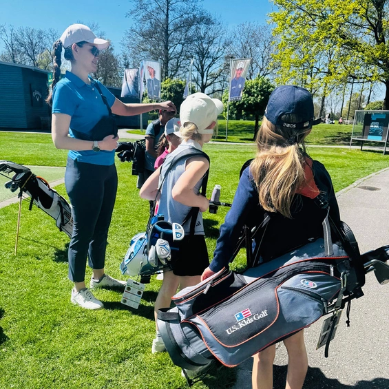 Trainerin Katharina mit den Kids