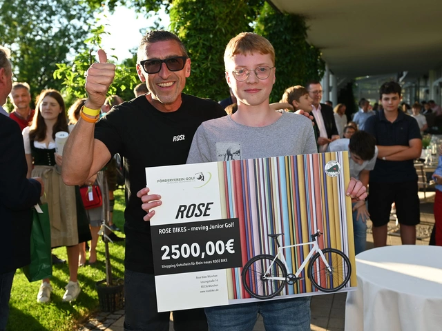Valentin Stienen freute sich über den Einkaufsscheck von Rose Bikes, den er mit dem Tombola-Los 15 gewann.