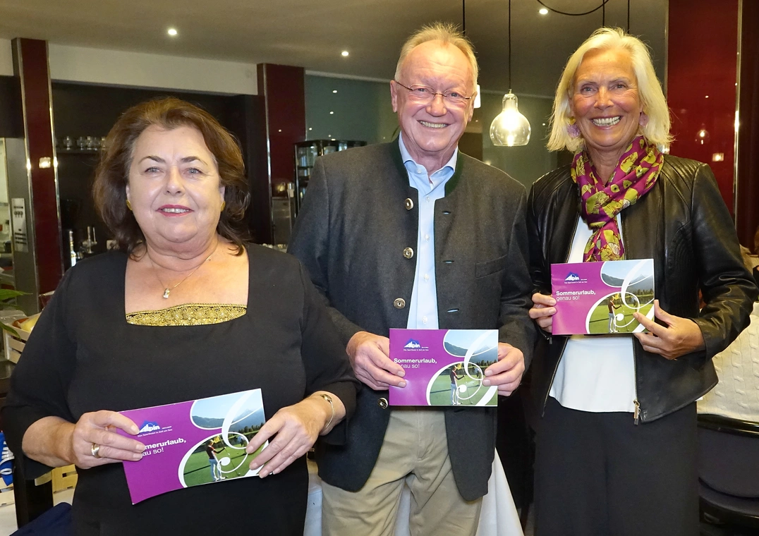 Hotel-Inhaberin Vroni Schwaninger, links, freute sich mit den beiden Seniorencaptains Andreas Diermeier und Barbara Laistner über die gute Stimmung.
