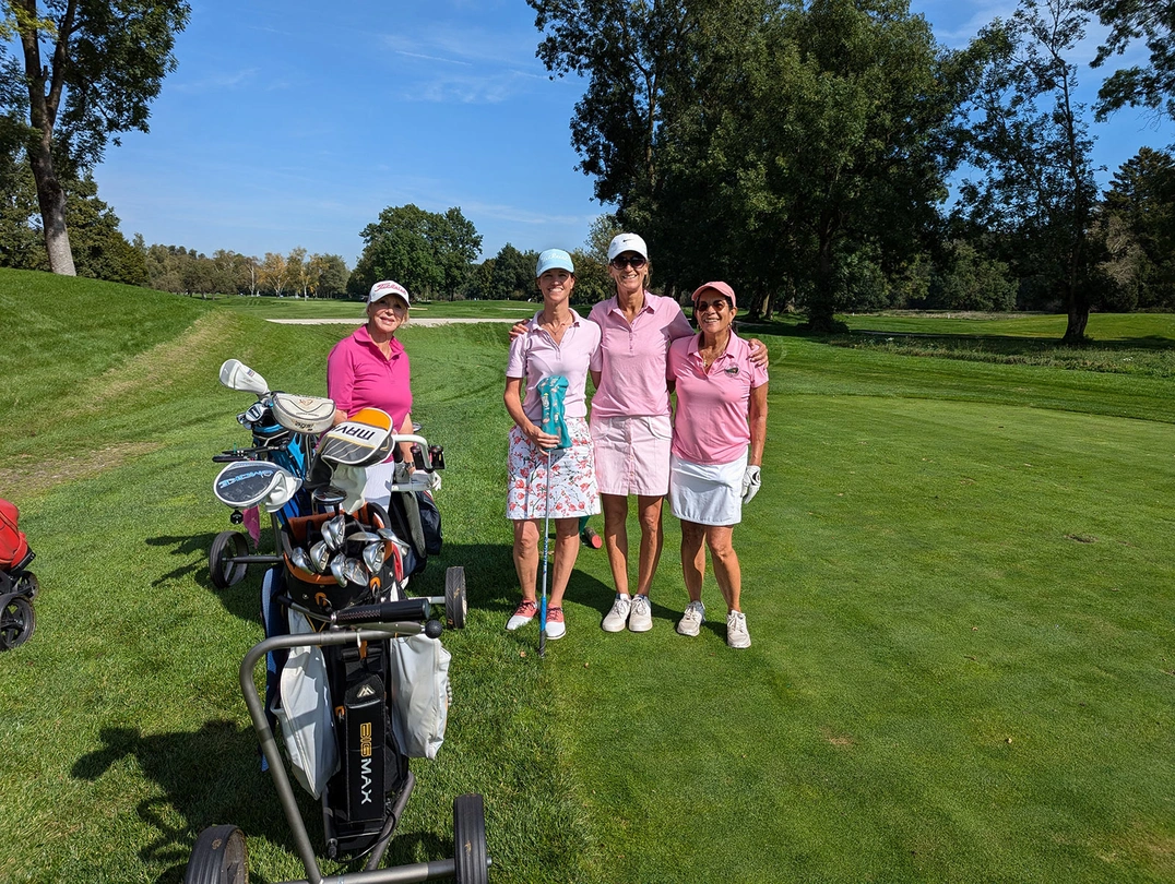 Ladies-Siegerin Chris Lang-Ruckhäberle, links, mit Partnerin Delice Fleckenstein, rechts, umrahmt die Drittplatzierten Nina Mack und Jutta Schippan.