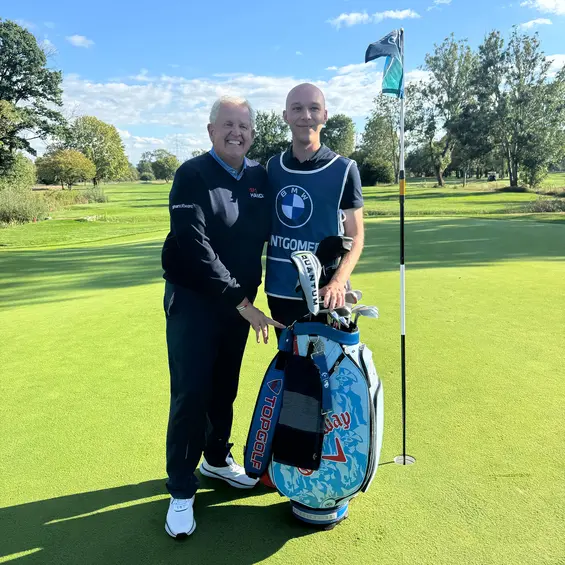 Eichenrieds Sekretariatsmitarbeiter Mark Fischer durfte Colin Montgomerie als Caddie hautnah erleben.