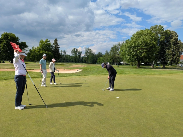 Nach einer sehr guten Annäherung versenkte Benjamin Unsöld den Birdie-Putt auf der C9 – beäugt von Barbara Weber, Julian Fichtl und Susanne Numberger, v. l. n. r.