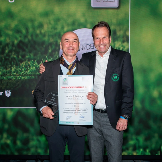 Michel und Efertinger mit Urkunde