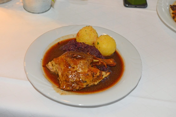 Willkommene Stärkung: Ente mit Blaukraut und Knödel