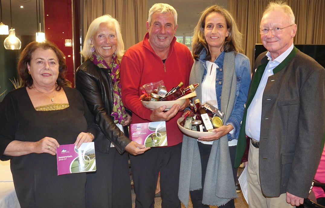 Bruttosieger wurden Josef Riedmaier vom GC Eschenried und die Eichenriederin Jutta Schippan, hier flankiert von Andi Diermeier und Barbara Laistner.