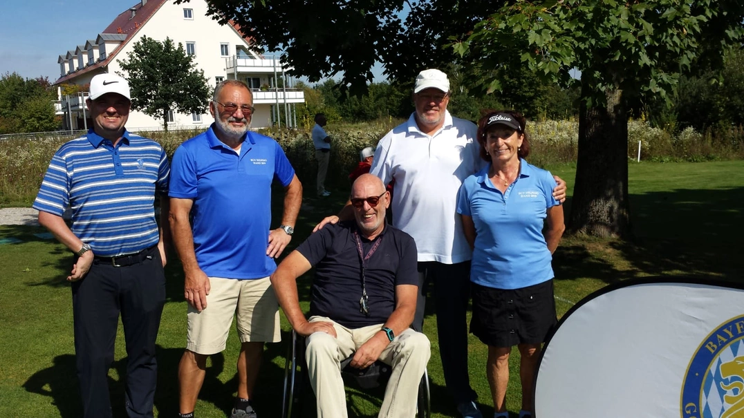 „BGV Helping Hands“ steht auf den blauen Polos des Helfers und der Helferin, die im Flight von Mark Schindhelm, links, die Teilnehmer unterstützten.