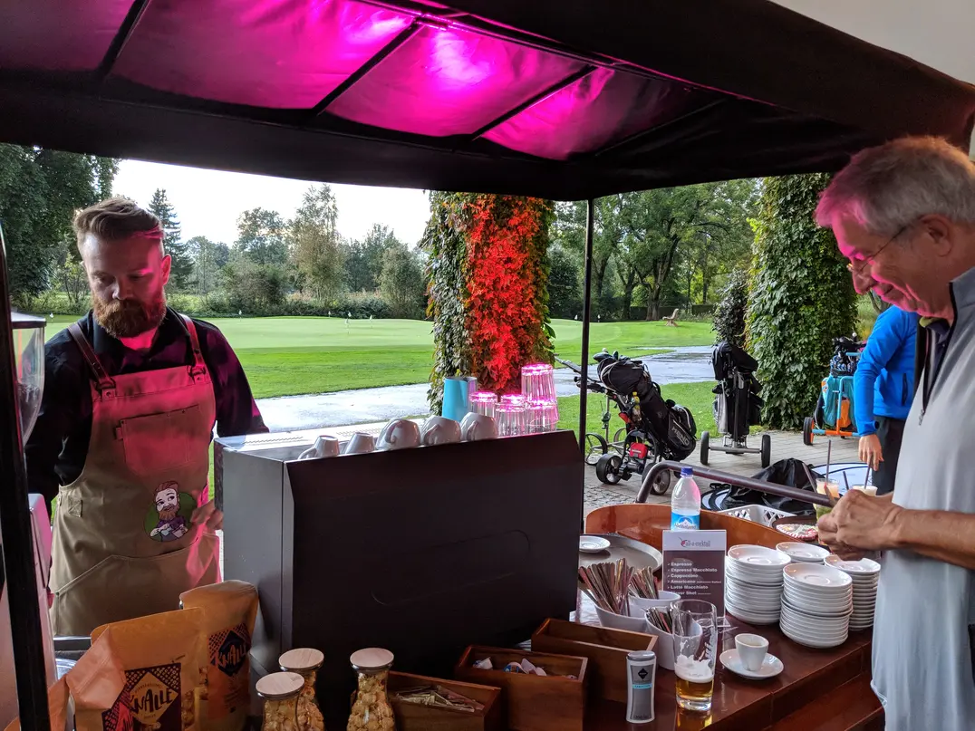 Der Barista von Call-a-Cocktail verwöhnte die Gäste mit Espresso & Co. Foto: H. Rauch