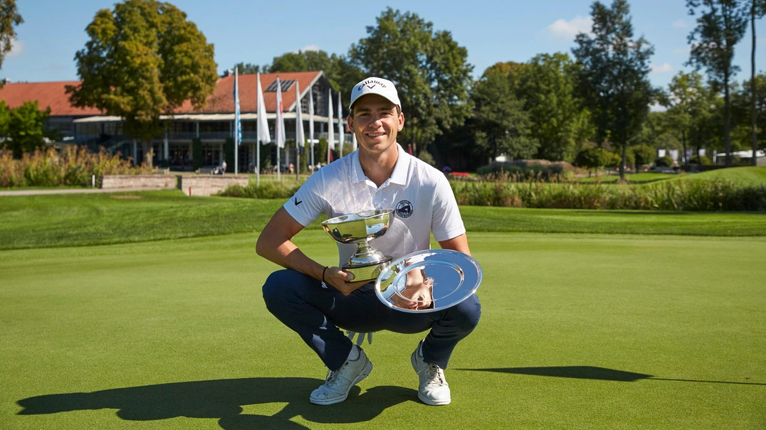 Die Meisterschale darf Clubmeister 2022 Gero Lammel mit nach Hause nehmen, der Pokal wird nach dem Titel 2020 zum zweiten Mal mit seinem Namen graviert und bleibt im Golfclub München Eichenried.