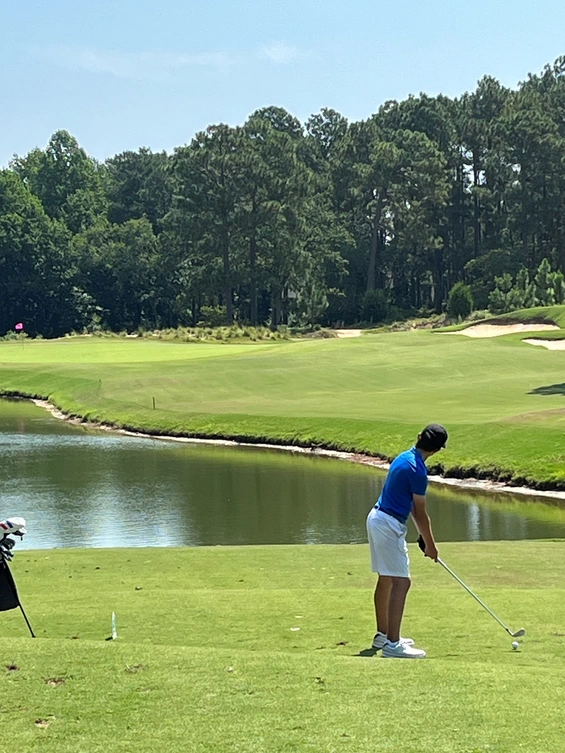 Kontrastprogramm auf dem Pinehurst Platz Nr. 8 im heißen North Carolina: kein Wasser von oben, dafür auf dem schwierigen Platz.