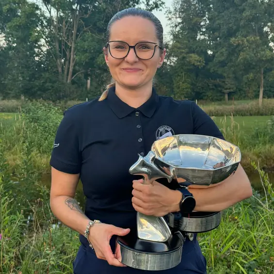 Eichenrieds Sportsekretärin Mariola Palacz hatte nicht nur den Pokal im Griff.