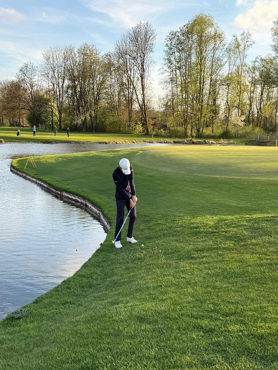 Schwungfoto am Rande des Sees