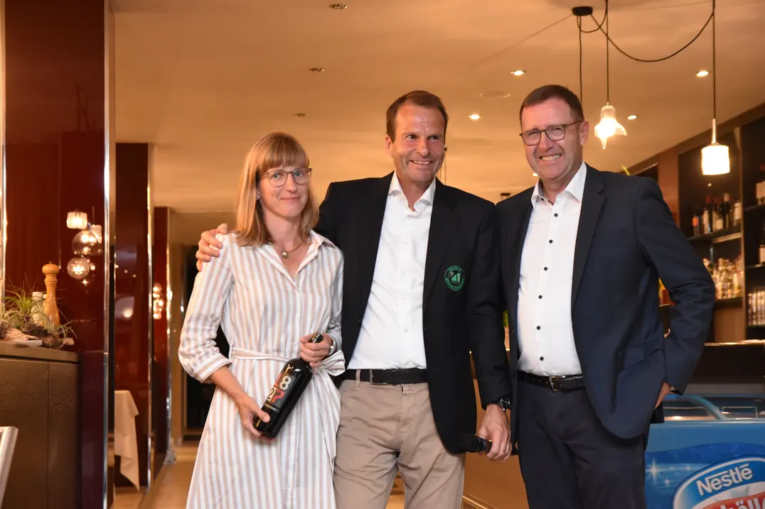 Anne Mohs gelang an der B 3 ein Hole-in-one – und damit gewann sie auch den Nearest-to-the-Pin-Preis. Wolfgang Michel, links, und Präsident Karl-Friedrich Löschhorn gratulierten herzlich.