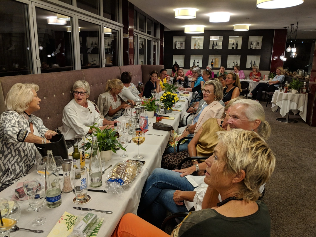Beim leckeren Abendessen von Uli Sauer mit Auswahl zwischen drei Gerichten hatten sich die Damen viel zu erzählen.