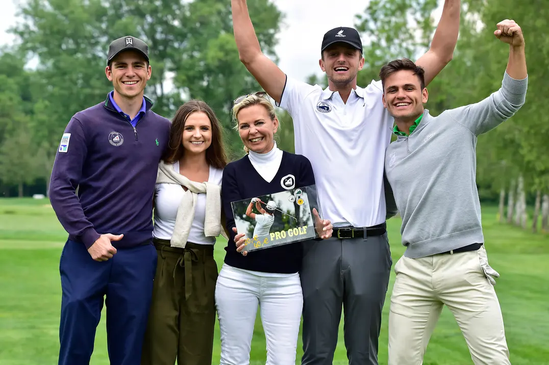 Miet-the-Pro hieß es an der A6 – hier v. l. n. r. Gero Lammel, Leon Baders Freundin Brittany, Claudia Lammel, Leon Bader und Moritz Lammel.