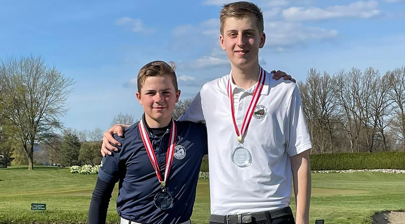 Henry Liebwein, links, siegte im Stechen in seiner Altersklasse U12; Luis Hoyler wurde Dritter in der U14.