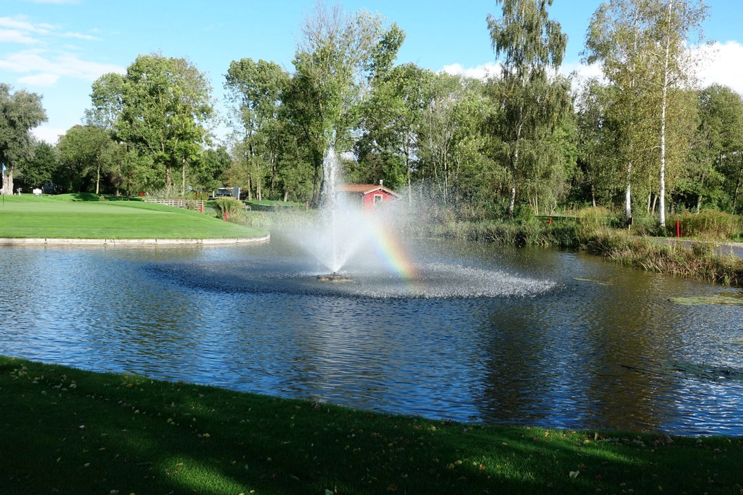 Immer schön: Golfclub München Eichenried mitsamt Springbrunnen-Regenbogen