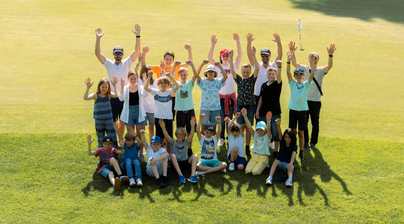 Schülerinnen und Schüler des Gymnasiums Garching lernen Golf