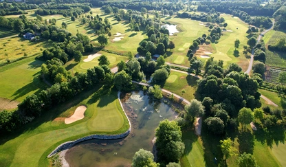 Logo Drohnenaufnahme vom Golfplatz