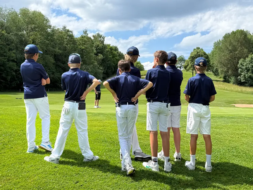 Jungs Gruppenfoto von hinten