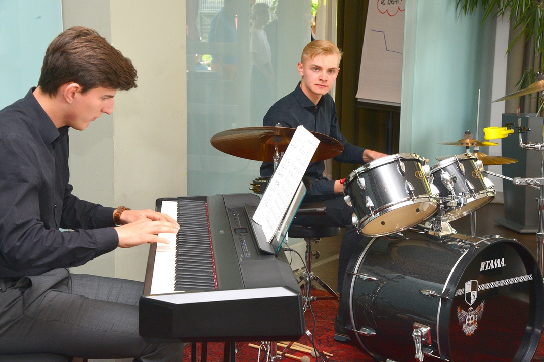 Simon Bauer am Klavier und Moritz Stienen am Schlagzeug zeigten ihr musikalisches Talent.