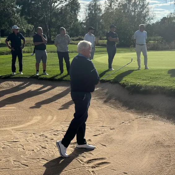 Elegant spielt Colin Montgomerie den Ball aus dem Bunker.