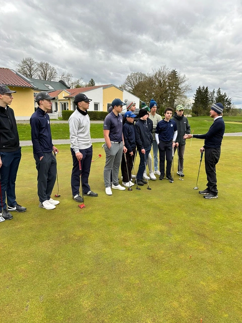 Golfakademie-Leiter Hans-Christian Buchfelner erklärt seinen Jungs die nächsten Trainingsziele.