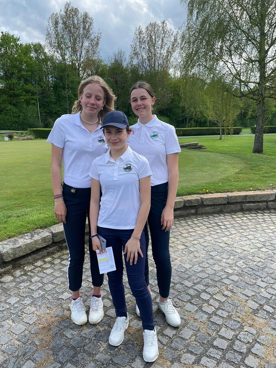 Das Eichenrieder Mädchen-Team 3 belegte Platz 3. Auf dem Foto – leider ohne Maria Göbel: v. l. n. r. Gloria Göbel, Nahla Bundlechner und Emily Janssen.