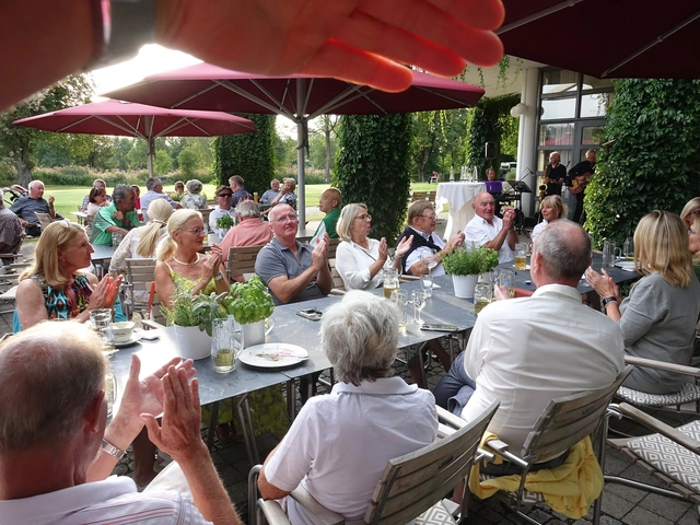Ein Senioren-Sommerfest mit begeisterten Teilnehmerinnen und Teilnehmern.