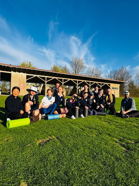 Pascal Gabsa, rechts, betreute 11 Mädchen. Im Hintergrund Pro und Physiotherapeut Florian Elender, der natürlich für alle zuständig war.