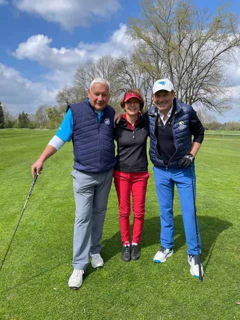 Die Sponsoren spielten selbst mit: v. r. n. l. Winzer Peter Heidecker mit seiner Ehefrau Dr. Roswitha Heidecker und Eichenrieds Beirat Recht Wolfgang Thalmeir.