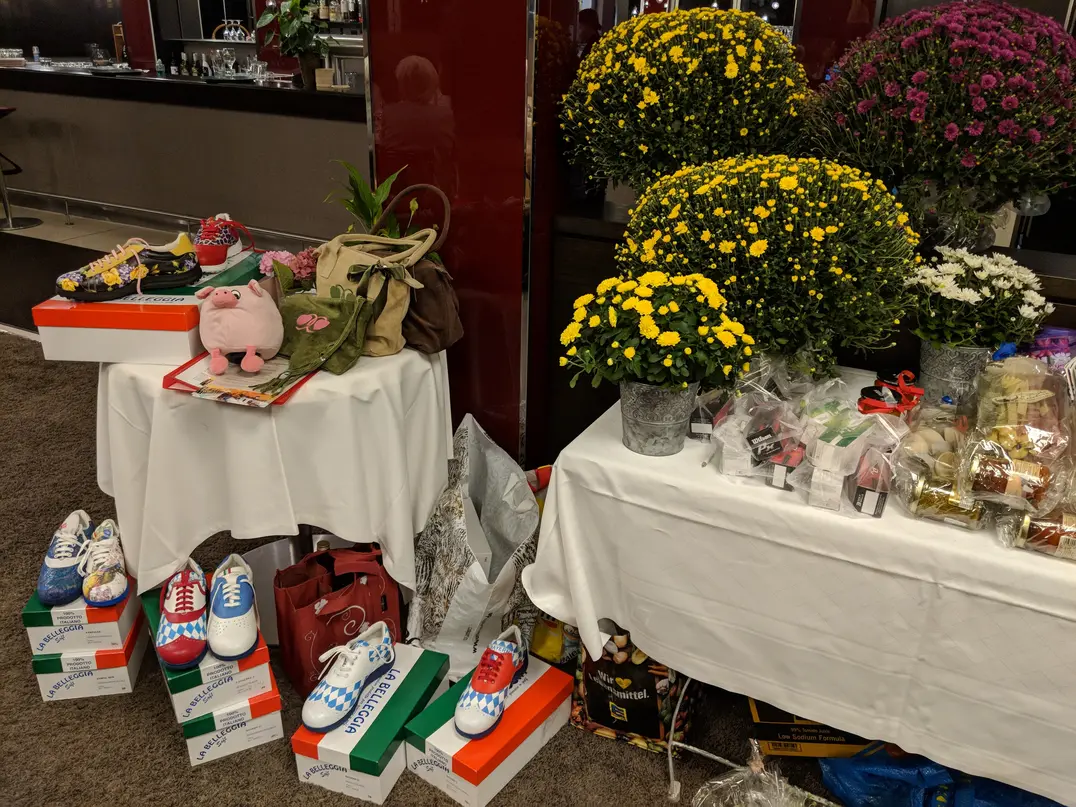Üppig blühende Blumentöpfe von Tobi Felsner, Belleggia-Golfschuhe, Trachtentaschen, Pasta-Tüten, Bälle uvm. gab es zu gewinnen.