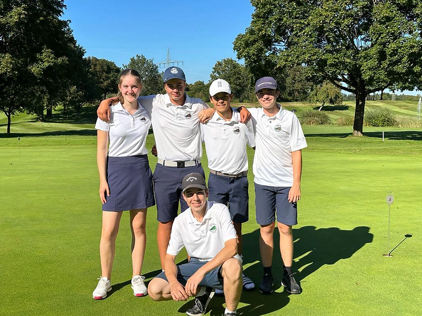 Team 2 (von links nach rechts): Ersatzspielerin/Caddie Elena Fricke, Niclas Ulbrich, Santiago Oppenländer Cordova, Valentin Szika, unten: Tom Büchner