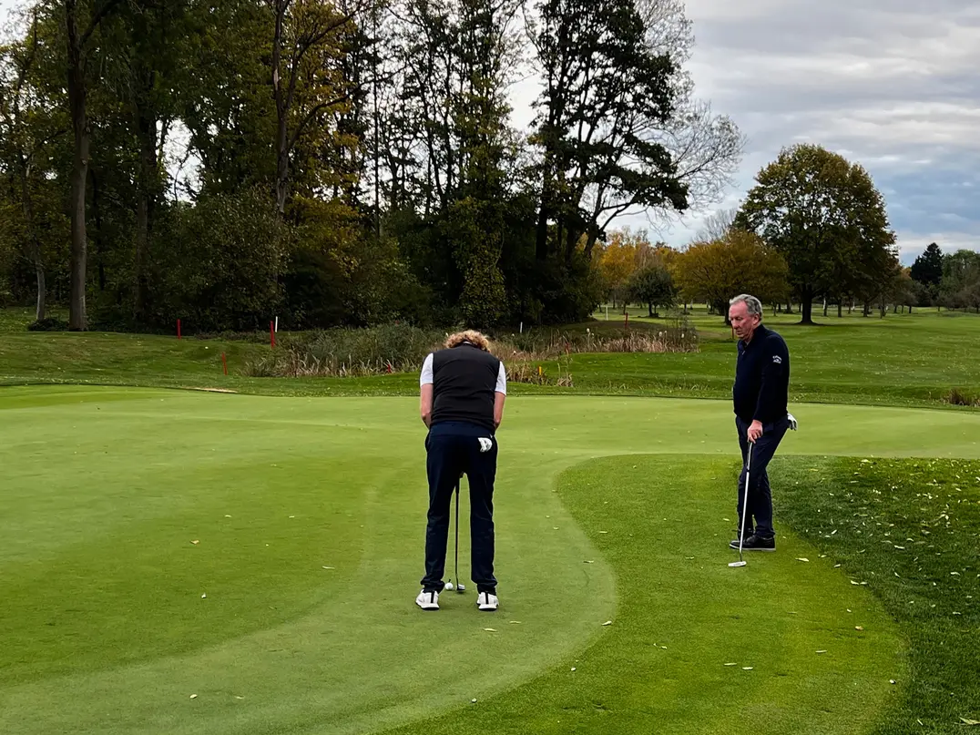 Chef mit Mentor: Golf-Akademie-Leiter Hans-Christian Buchfelner, einst selbst Schüler von Ken, wird vom Meister beim Putten beobachtet. Man kann ja immer noch etwas lernen….