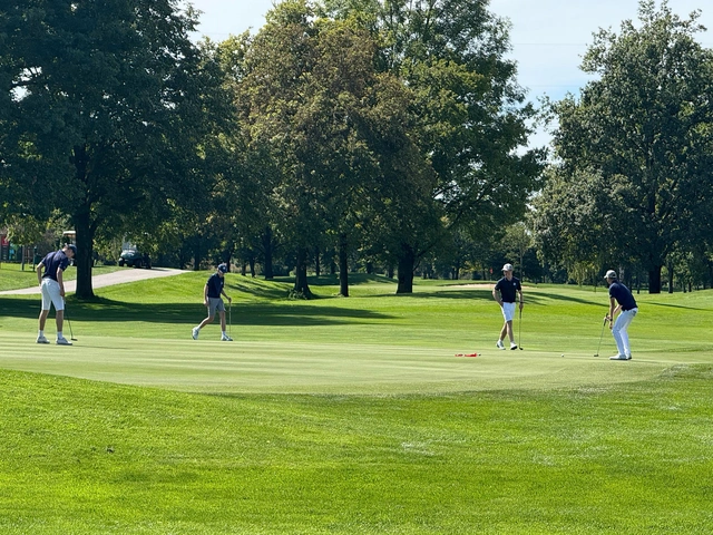 Sieger und Zweitplatzierte auf dem Grün: Felix Katheder und Marcus Rothe (kurze Hose) rechts, Leopold Lehberger und Luan Roth