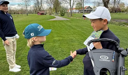 Handshake-Foto Jugendliche