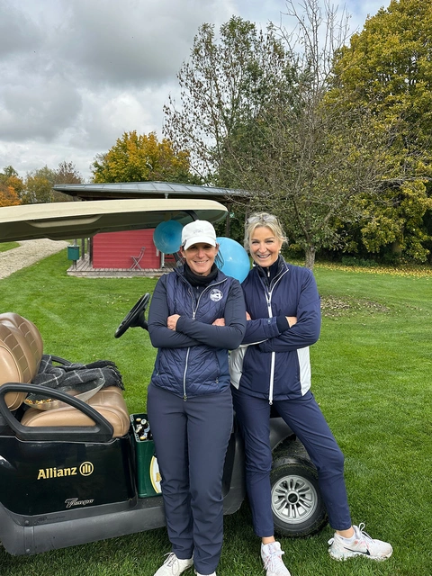 Sportbeirätin Vera Vaubel, links, freute sich über die tatkräftige Unterstützung ihrer Freundin Ilona Marten beim Platz-Service.