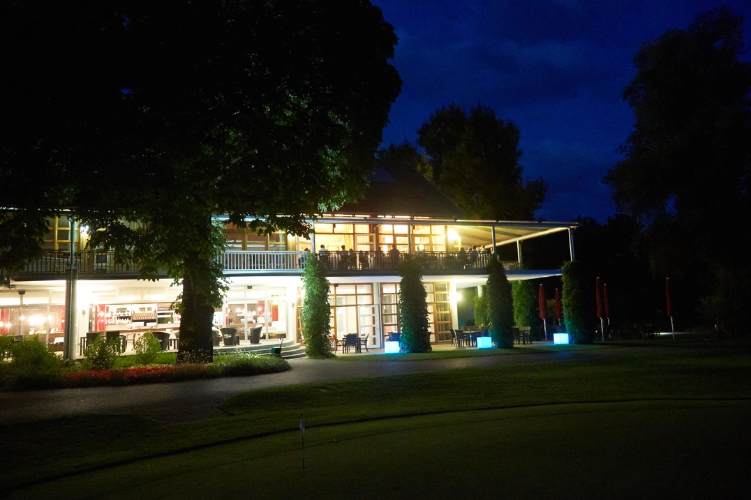 Festlich illuminiert bei Nacht