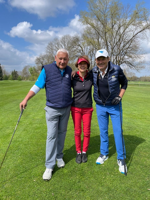 Die Sponsoren spielten selbst mit: v. r. n. l. Winzer Peter Heidecker mit seiner Ehefrau Dr. Roswitha Heidecker und Eichenrieds Beirat Recht Wolfgang Thalmeir.