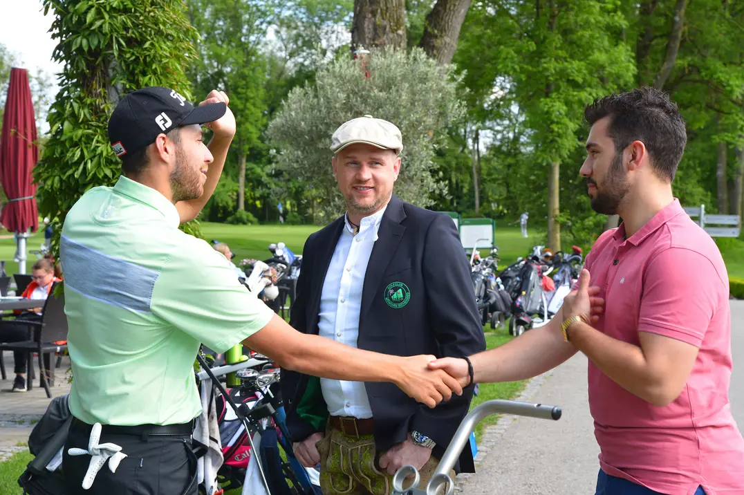College-Spieler und Herrenteam-Stütze Thomas Rosenmüller begrüßt Sponsor Kai Pierre Thieß und Igor Weber