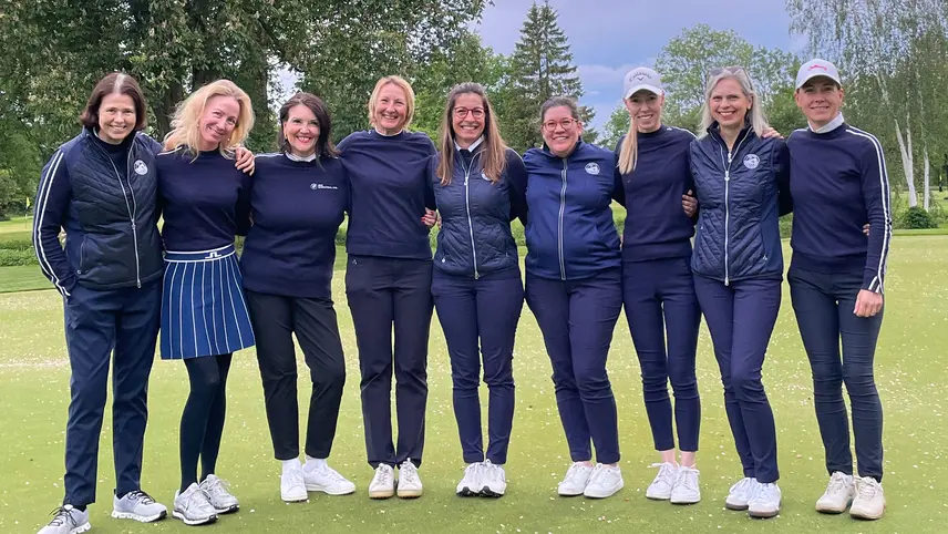 Das Eichenrieder Damen-Team AK30: v. l . n. r. Claudia Petersen, Dr. Isabella Göbel, Sabine Obermayr, Marion Donner, Elena Straub, Marion Thalmeir, Julia Gerlach, Eva Rothe, Yvone Delazzer-Böhmer.