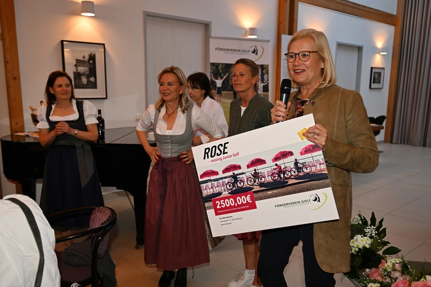 Angelika Jensch gab den Rose Bike-Scheck gleich zur Versteigerung frei. Neben ihr v. r. n. l.: Petra Doden, Claudia Lammel und Vera Vaubel, dahinter Wirtin Catarina Domenicano.