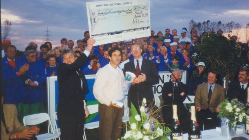 Der damalige Geschäftsführer des GC München Eichenried, Horst W. Ernst (1941-1996), überreicht den Siegerscheck an den Gewinner von 1989, David Feherty.