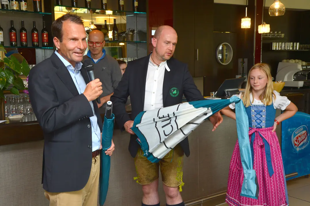 Geschäftsführer Wolfgang Michel bedankte sich bei Sponsor Kai Pierre Thieß für sein Engagement; daneben Chiara Aumann, versteckt dahinter Wirt Uli Sauer