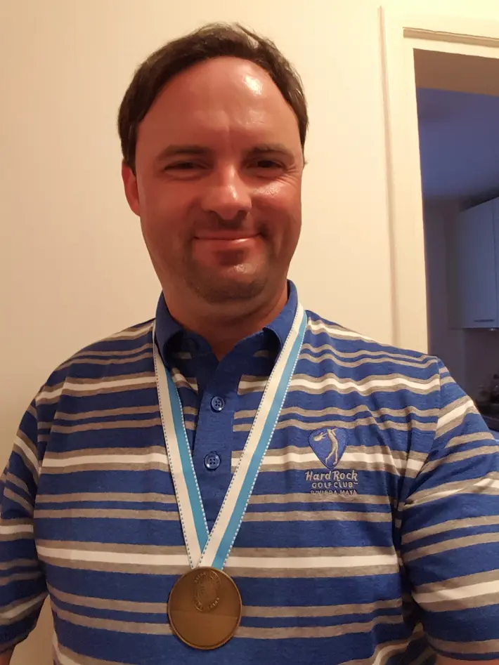 Mark Schindhelm freut sich riesig über seine erste Medaille.