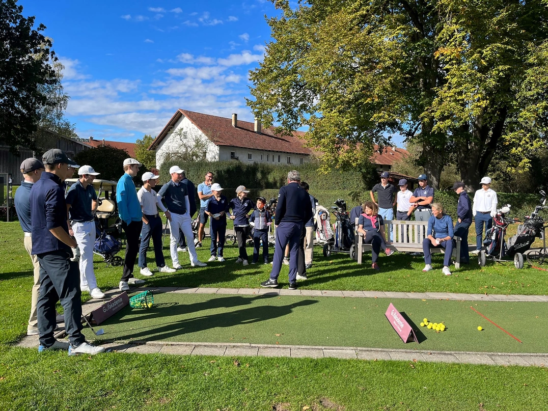 Vor dem Golfspiel ein Frage- und Antwort-Spiel auf der Driving Range. Auf der Bank: Jugendwartin Melanie Liebwein, links, und Sponsorin Ines Fritz.