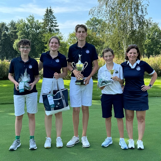 Sportbeirätin Vera Vaubel beglückwünscht die Jugend-Clubmeister 2024: v. r. n. l. Mini-Clubmeister Constantin Fritz, Jugend-Meister Luis Hoyler, Mädchen-Meisterin Elena Fricke und Nachwuchsspieler des