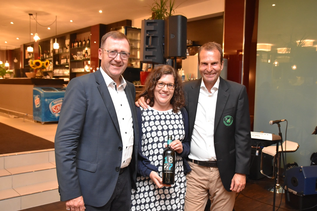 Marion Thalmeir war Doppelsiegerin am Tag ihres 29. Geburtstags: Longest Drive und Brutto Damen – zur Begeisterung von Präsident KFL, links, und Geschäftsführer Wolfgang Michel.