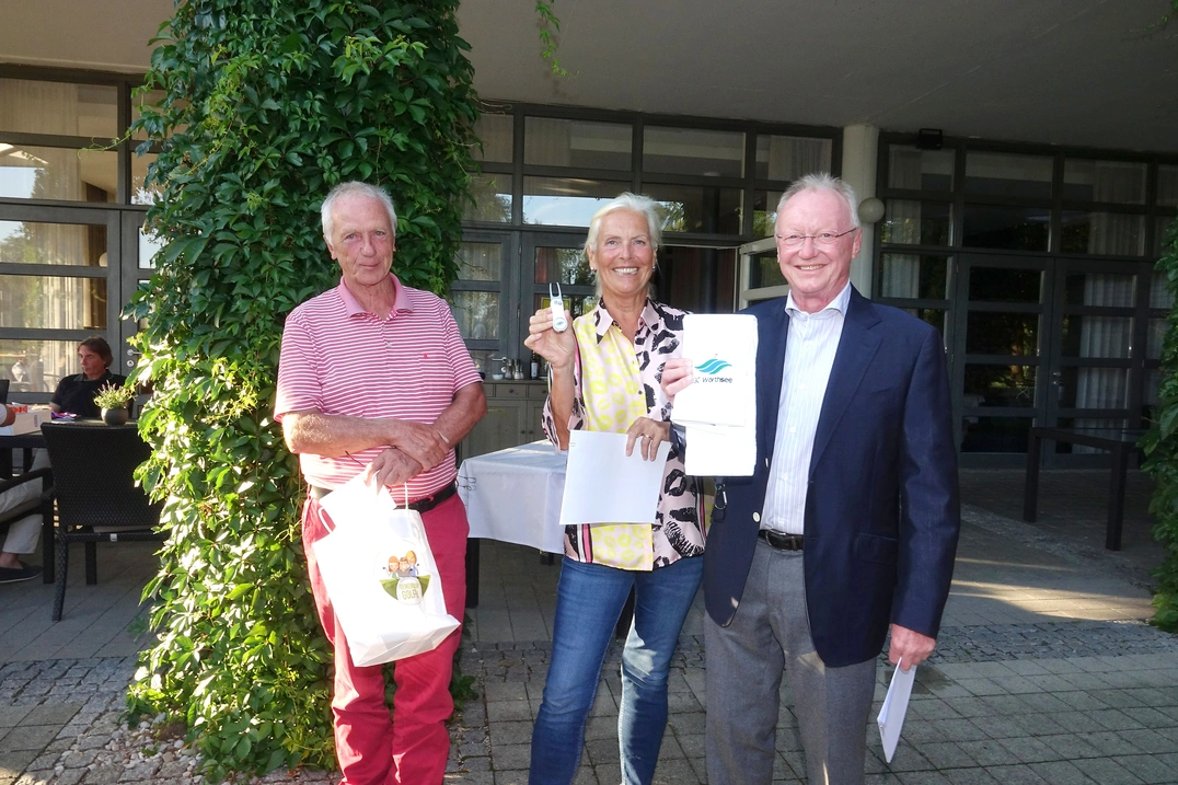 Wörthsee-Senioren-Captain Hans-Peter Huber, links, überreichte seinen Eichenrieder Doppelspitze-Kollegen golferische Andenken vom GC Wörthsee.